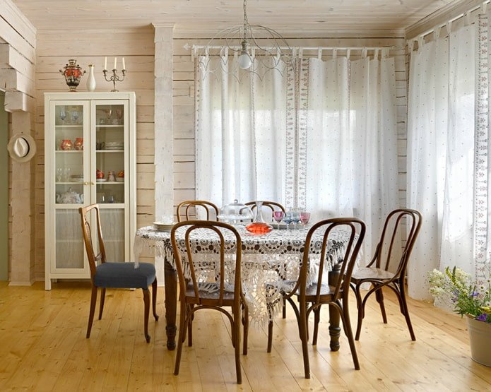 Sala da pranzo con tende luminose