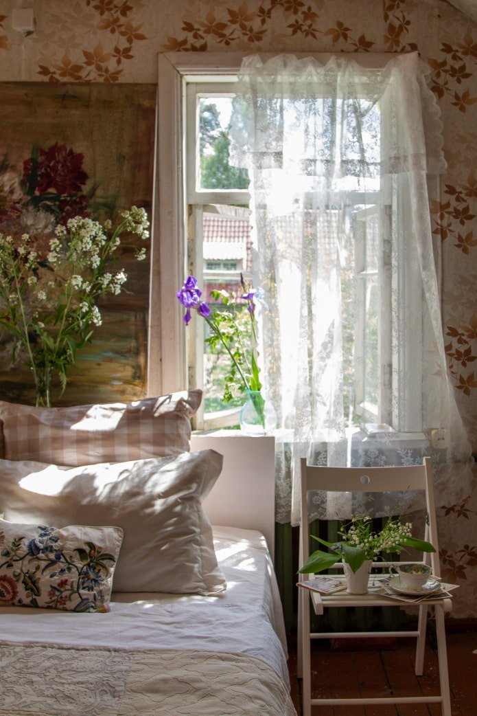 Tulle alla finestra in camera da letto