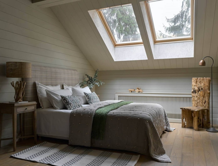 intonaco bianco sulle pendenze della camera da letto mansardata