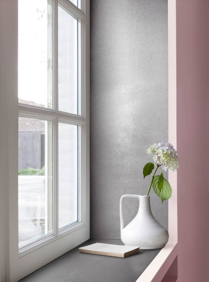 intonaco decorativo grigio sulle pendenze della stanza rosa