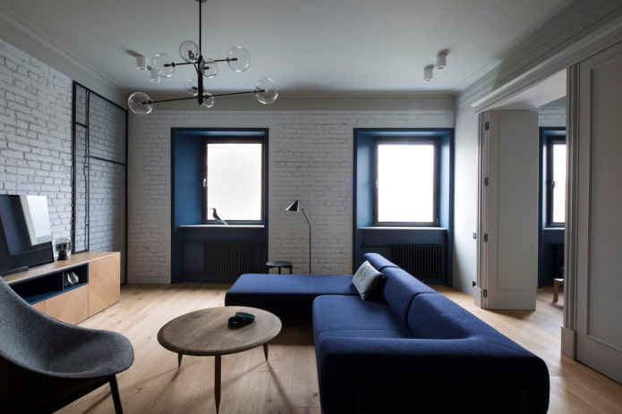 pendenze blu in un soggiorno loft bianco