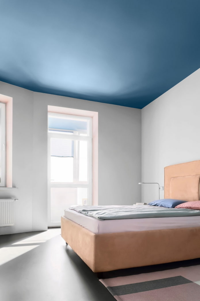 pendenze rosa in una camera da letto bianca