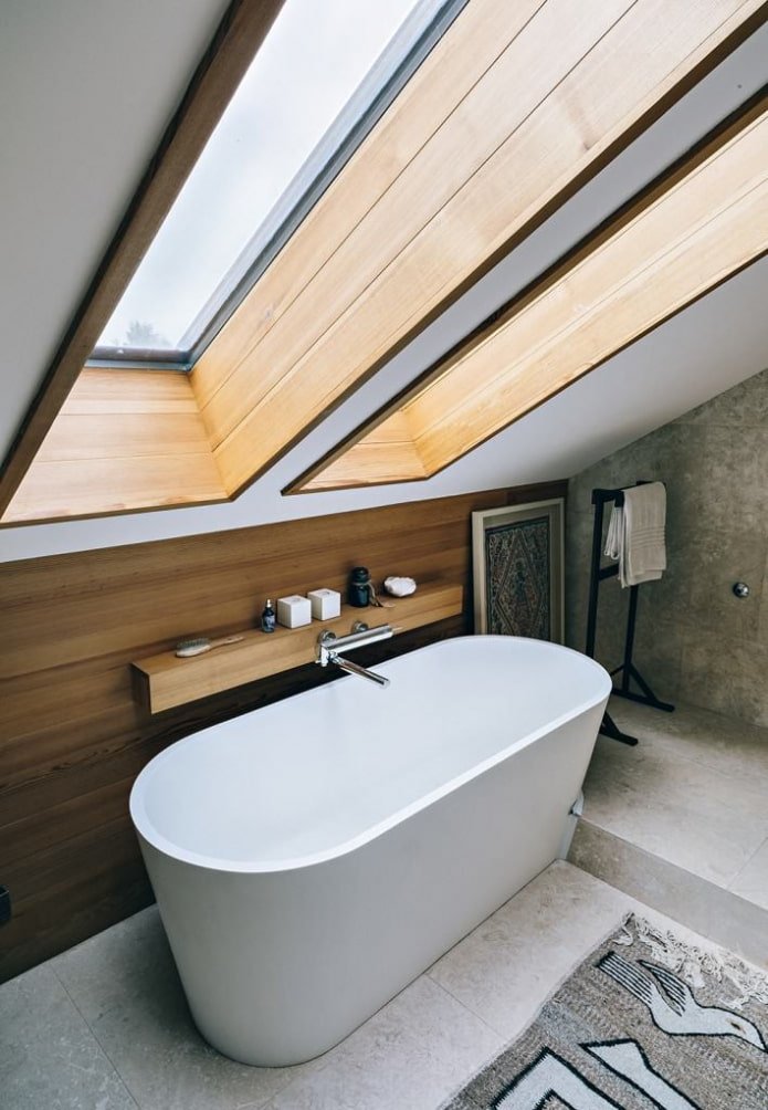 pendenze in legno nel bagno mansardato