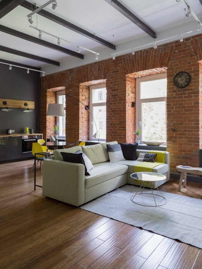 pendenze e muro in mattoni rossi in un soggiorno in stile loft