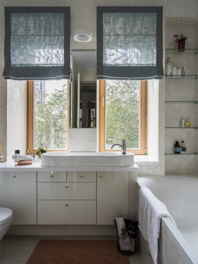 mosaico beige su pendenze nel bagno
