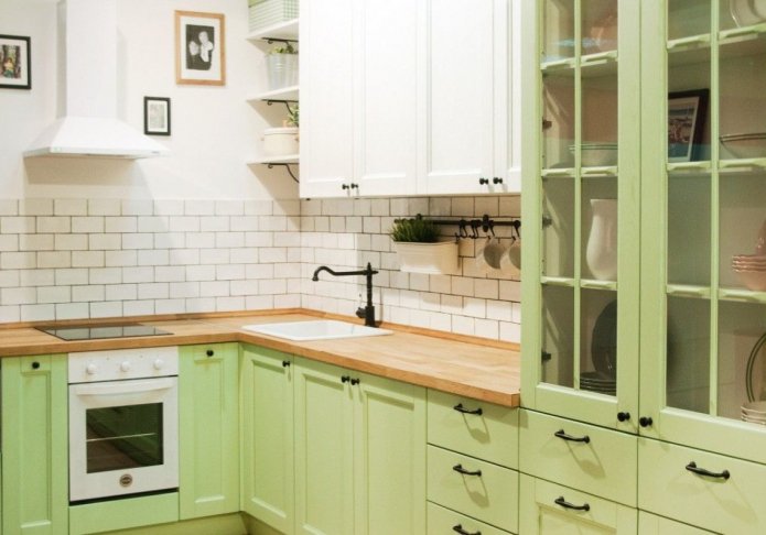 cucina verde con maniglie nere