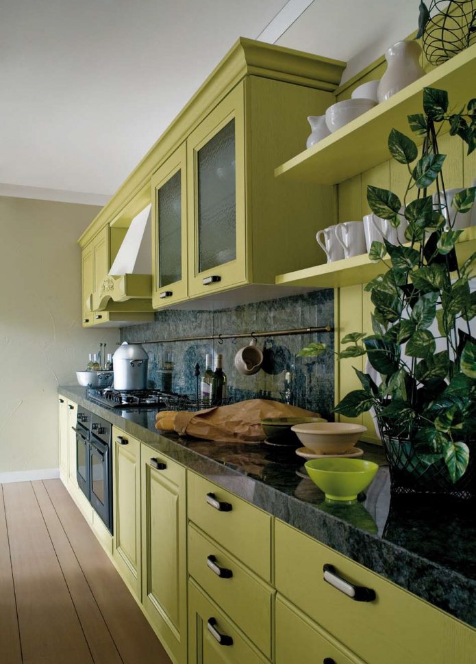 piano di lavoro nero in una cucina verde
