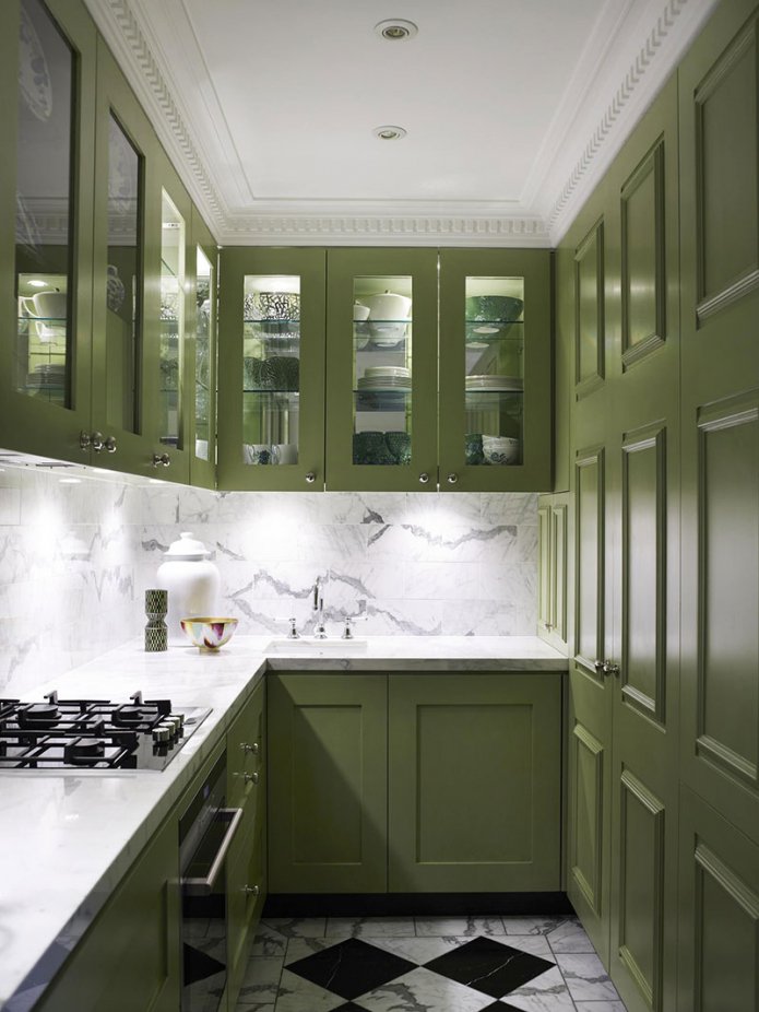piano di lavoro bianco in una cucina verde