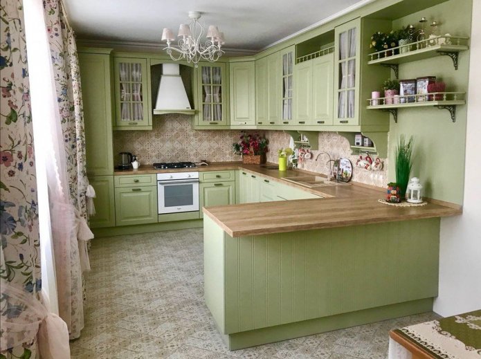cucina color oliva con piano di lavoro in legno