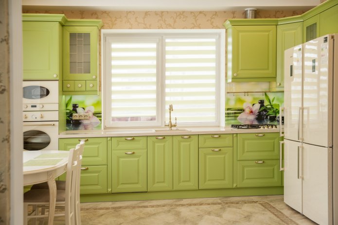 tende in una cucina verde