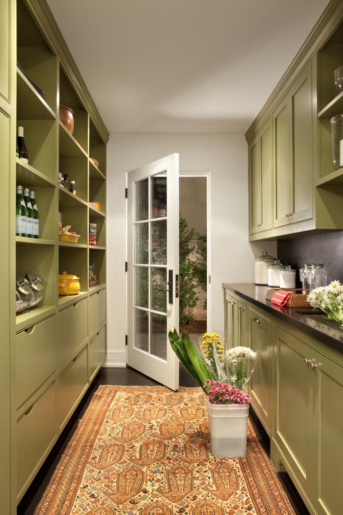 cucina colorata a due file
