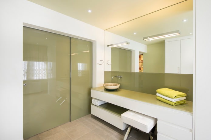bagno moderno bianco e verde oliva