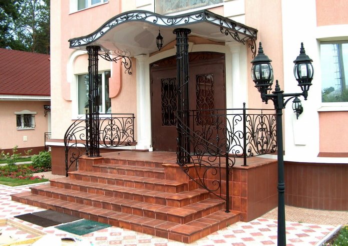 Decorazione in ferro battuto per l'ingresso