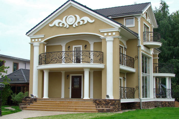 Colonne con modanatura in stucco