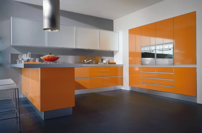 interno della cucina nei toni del grigio-arancio