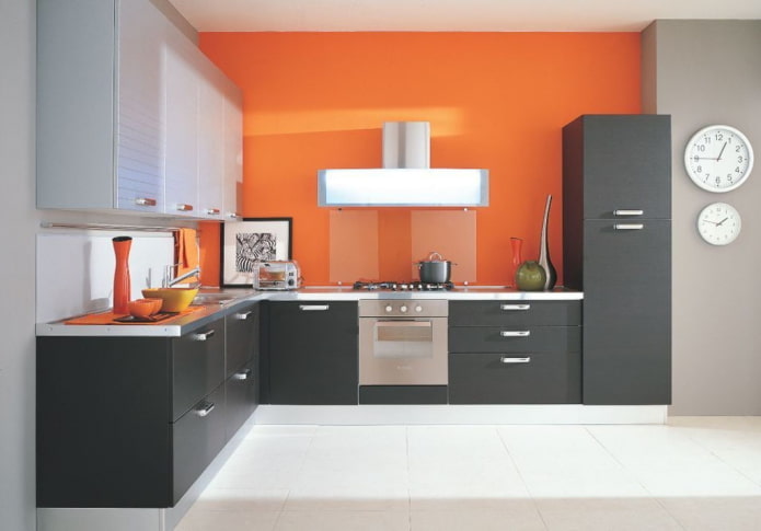 interno della cucina nei toni del grigio-arancio