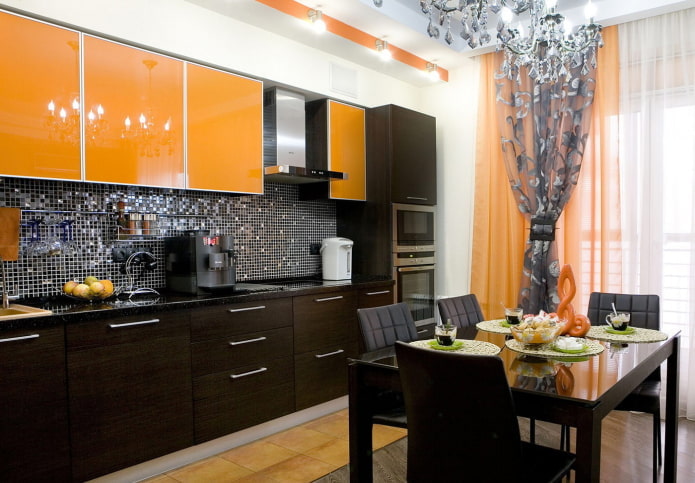 interno della cucina nei toni del nero e dell'arancione