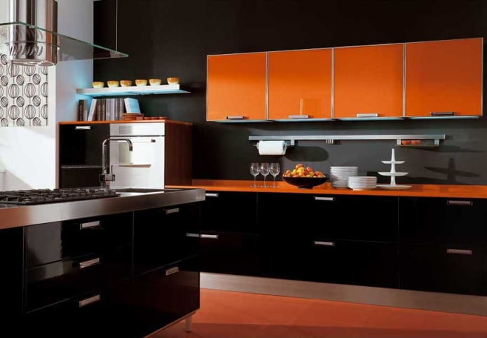 interno della cucina nei toni del nero e dell'arancione
