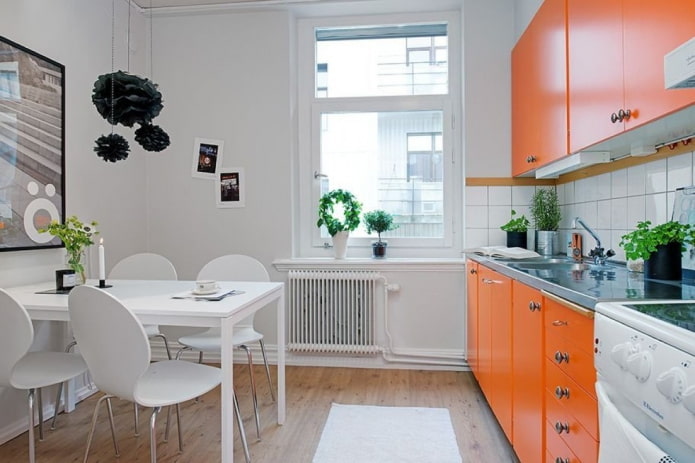 interno della cucina nei toni dell'arancione e del bianco