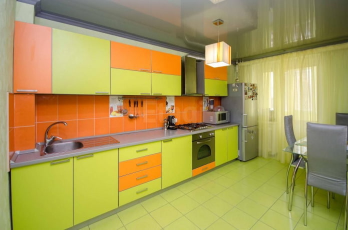 interno della cucina nei toni dell'arancione e del verde