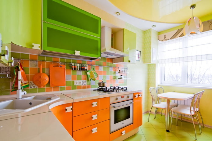 interno della cucina nei toni dell'arancione e del verde