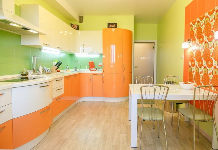 interno della cucina nei toni dell'arancione e del verde
