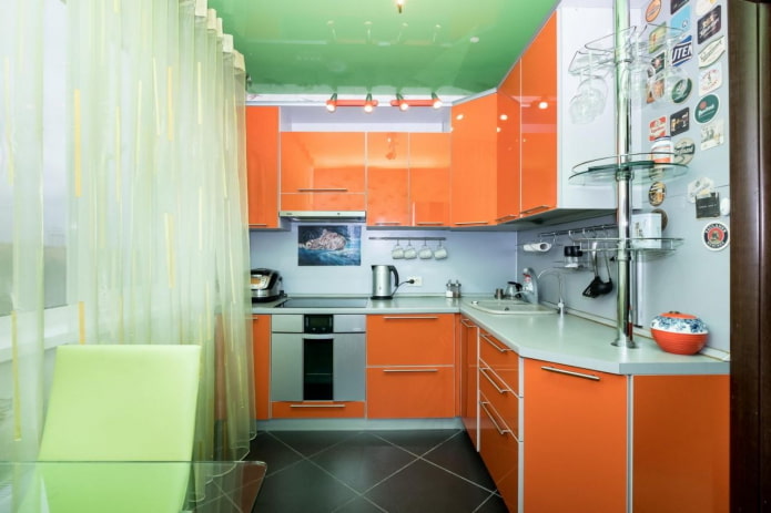 interno della cucina nei toni dell'arancione e del verde