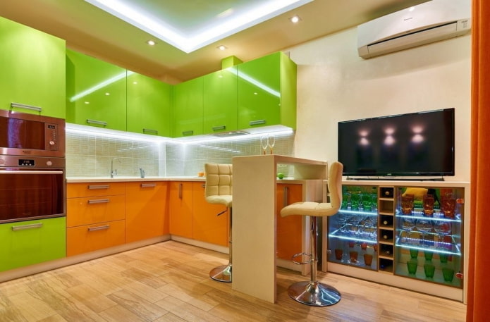 interno della cucina nei toni dell'arancione e del verde