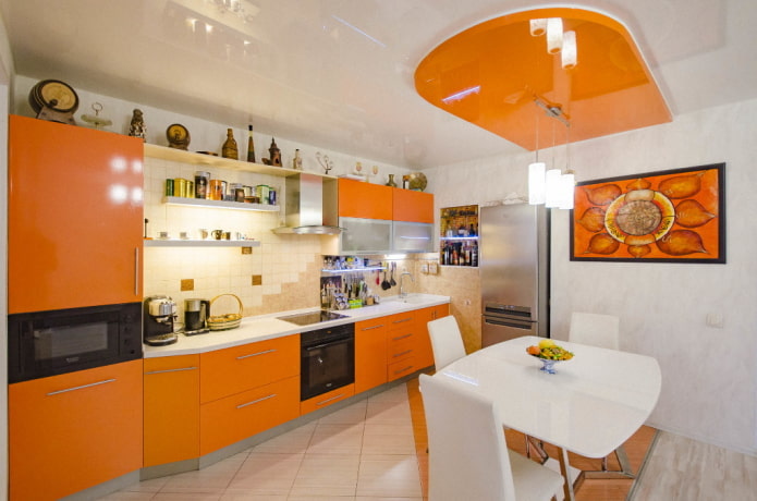 decorazione dell'interno della cucina nei toni dell'arancione