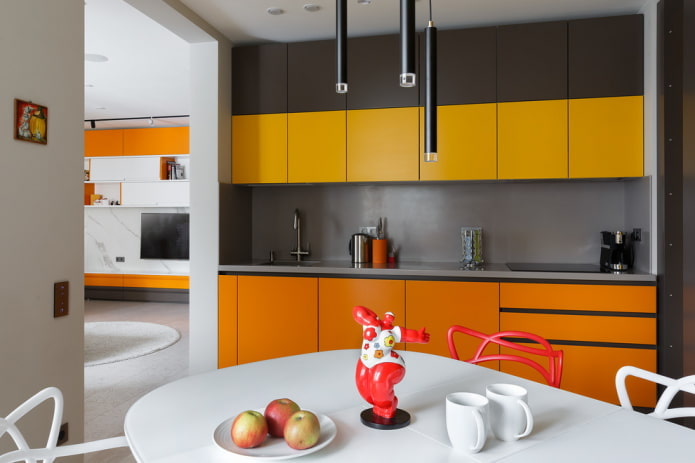 decorazione dell'interno della cucina nei toni dell'arancione