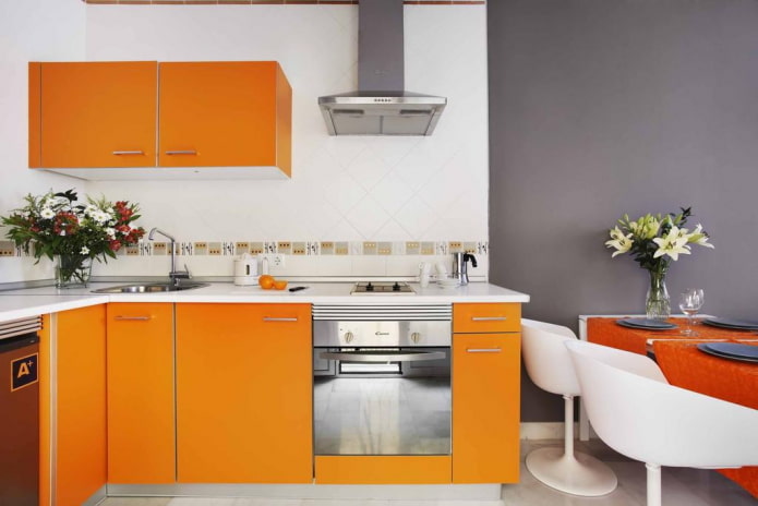 decorazione dell'interno della cucina nei toni dell'arancione