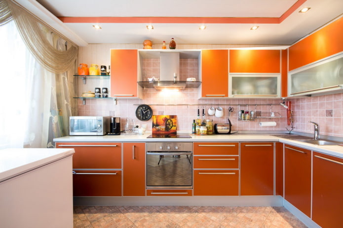 decorazione dell'interno della cucina nei toni dell'arancione