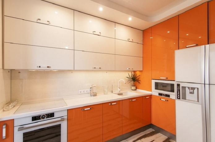 cucina angolare nei toni dell'arancione