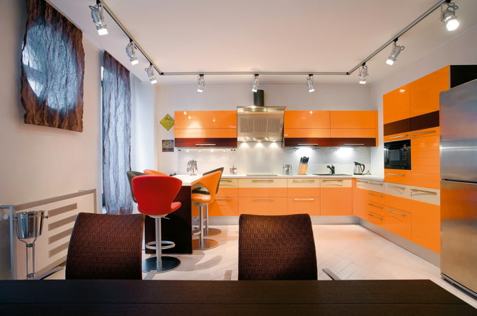 finitura cucina nei toni dell'arancione