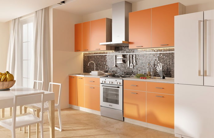 interno della cucina nei toni del beige e dell'arancione