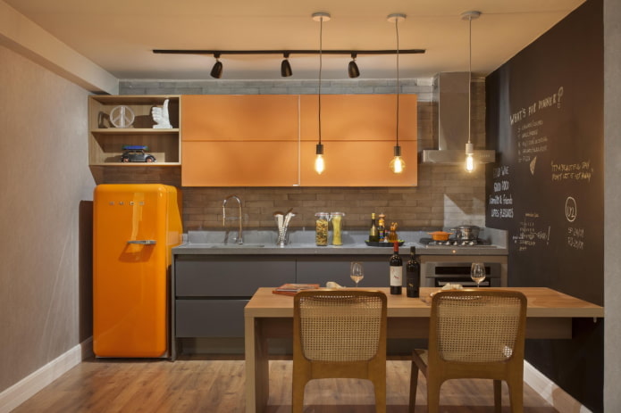 interno della cucina nei toni del grigio-arancione