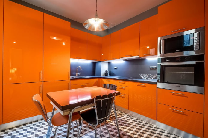 interno della cucina nei toni del grigio-arancio