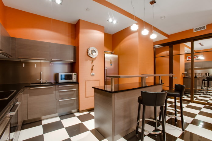 interno della cucina nei toni dell'arancione e del marrone