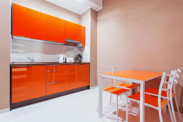 interno della cucina nei toni del beige e dell'arancione