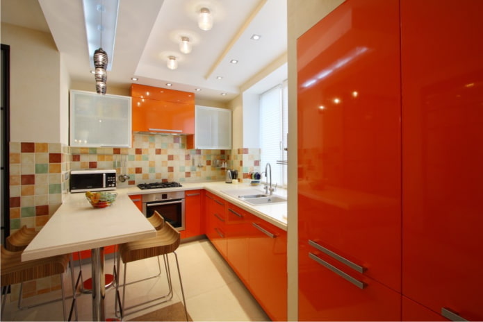 mobili ed elettrodomestici per l'arredamento della cucina nei toni dell'arancione