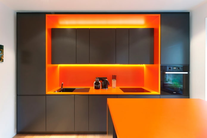 interno della cucina nei toni del nero e dell'arancione