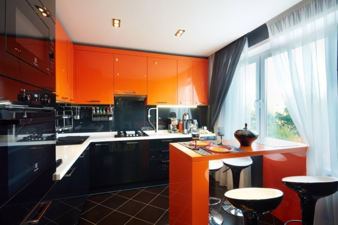 tende all'interno della cucina nei toni dell'arancione