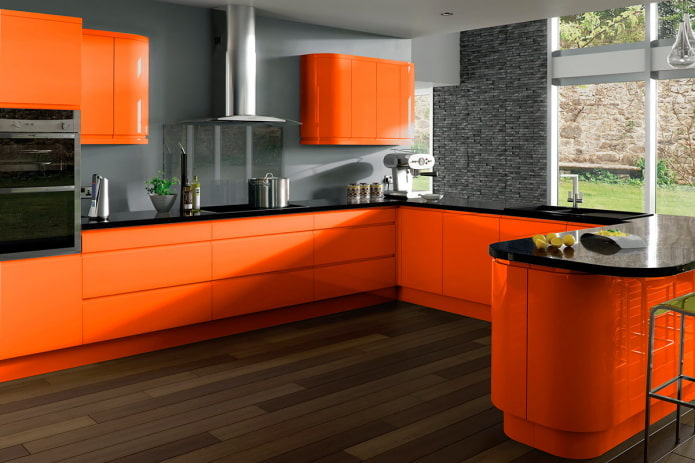 piano di lavoro nell'interno della cucina nei toni dell'arancione