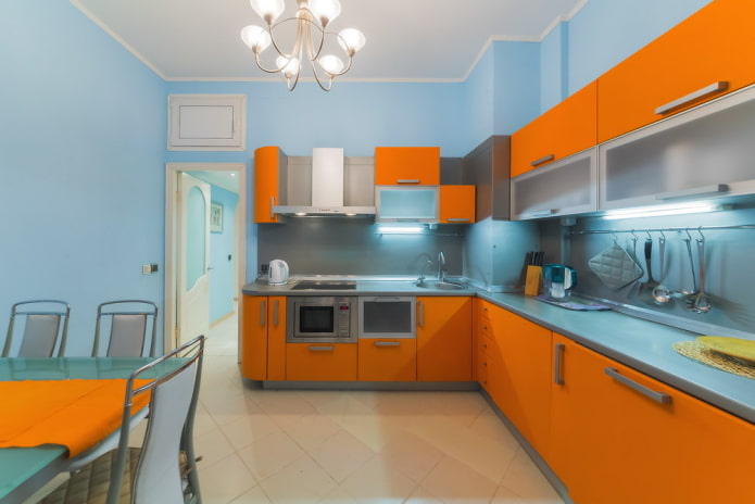 interno della cucina nei toni dell'arancione e del blu