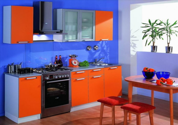 interno della cucina nei toni dell'arancione e del blu