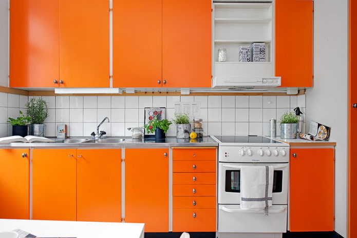 cucina opaca nei toni dell'arancione