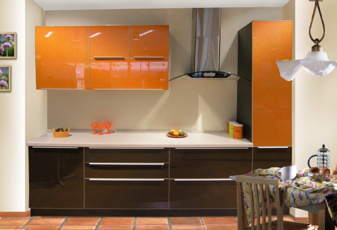 design degli interni della cucina nei toni dell'arancione