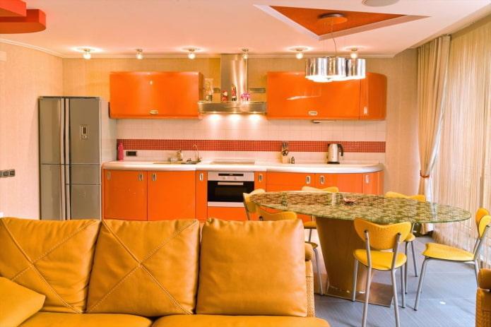 design degli interni della cucina-soggiorno nei toni dell'arancione