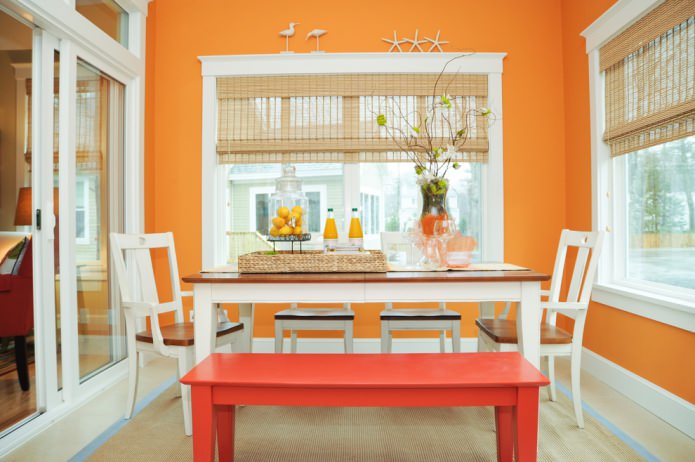 sala da pranzo nei toni dell'arancione
