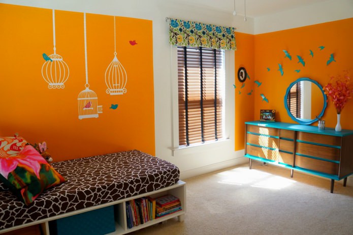 nursery arancione con accenti turchesi